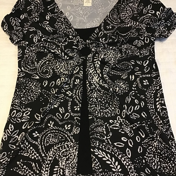 Black and white top - Picture 1 of 2